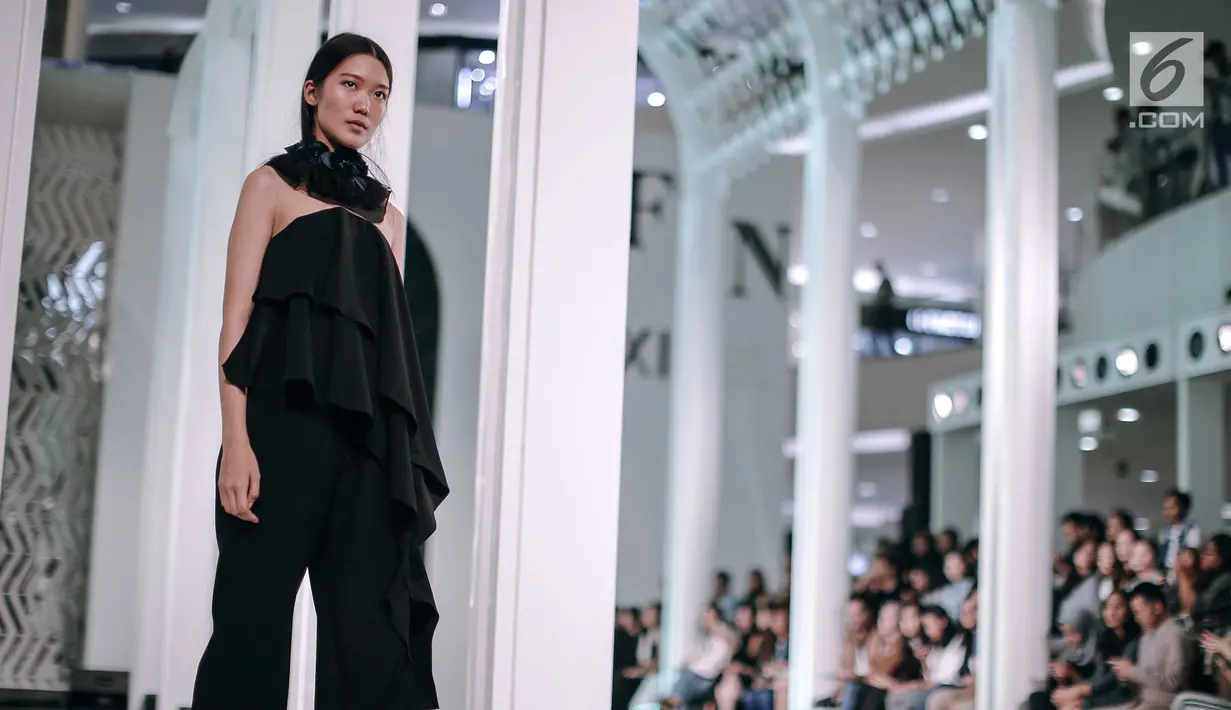 Seorang model memamerkan busana rancangan Rinda Salmun bertajuk 'No.2' dalam Fashion Nation 2018 di Senayan City, Jakarta, Rabu (18/4). (Liputan6.com/Faizal Fanani)