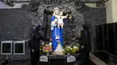 Polisi antiteror memeriksa keamanan di sebuah gereja jelang malam Natal di Makassar, Sulawesi Selatan, Sabtu (24/12/2022). Pengamanan dilakukan di sejumlah gereja di berbagai wilayah guna menciptakan rasa aman dan khidmat bagi warga yang akan melangsungkan ibadah malam Natal. (INDRA ABRIYANTO/AFP)