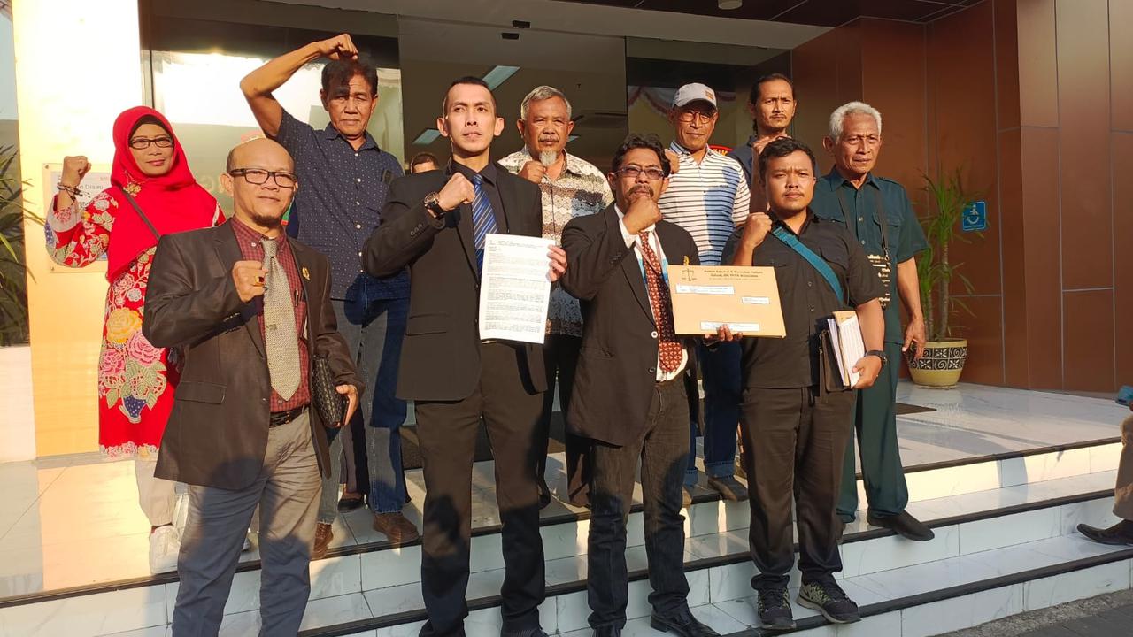 Sebanyak 45 orang mantan anggota DPRD kota Malang periode 1992-1997 melaporkan Wali Kota Malang, Sutiaji ke Ditreskrimsus Polda Jatim. (Dian Kurniawan/Liputan6.com)