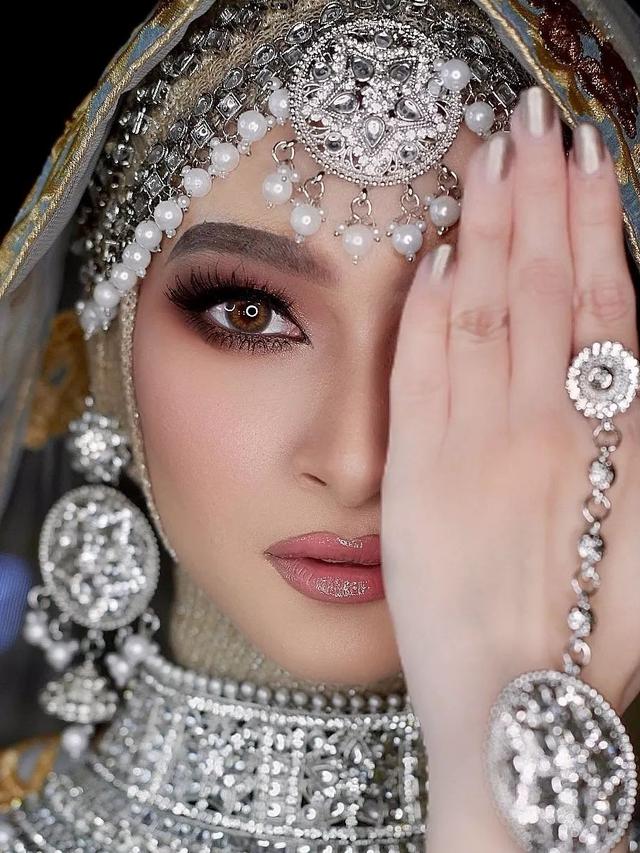 6 Potret Terbaru Valda Alviana Mantan Istri Reza DA dengan Busana India