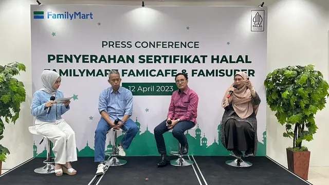 Gerai FamilyMart, FamiCafe dan FamiSuper menjadi gerai penyedia makanan dan minuman pertama di Indonesia yang mengantongi sertifikat halal dari Badan Penyelenggara Jaminan Produk Halal Kementerian Agama Republik Indonesia (BPJPH Kemenag RI).