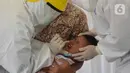 Seorang balita mengikuti tes swab PCR massal di Kantor Kecamatan Pancoran Mas, Depok, Selasa (5/1/2021). Puskesmas Pancoran Mas melakukan tes Swab PCR kepada warga yang pernah memiliki riwayat kontak erat dengan pasien terkonfirmasi positif Covid-19. (merdeka.com/Arie Basuki)
