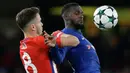 Pemain Atletico Madrid, Saul Niguez berebut bola dengan pemain Chelsea, Tiemoue Bakayoko pada matchday terakhir Grup C Liga Champions di Stamford Bridge, Rabu (6/12). Chelsea  Lolos ke fase gugur Liga Champions usai bermain imbang 1-1. (AP/Alastair Grant)