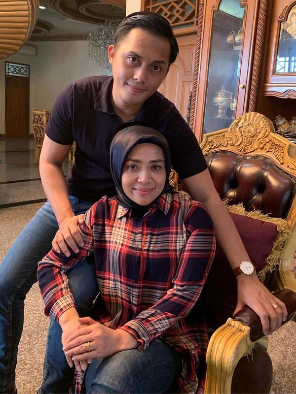Beda Usia 15 Tahun lebih, Potret 6 Pasangan Artis Ini Dikenal Romantis (sumber:Instagram/muzdalifah999)