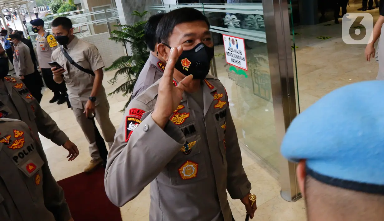 Kapolri Jenderal Idham Azis menyapa awak media saat tiba di Gedung Nusantara II DPR, Senayan, Jakarta, Rabu (20/1/2021). Idham Azis mengantar Komjen Listyo Sigit Prabowo menjalani uji kelayakan dan kepatutan atau fit and proper test calon Kapolri di Komisi III DPR RI. (Liputan6.com/Angga Yuniar)
