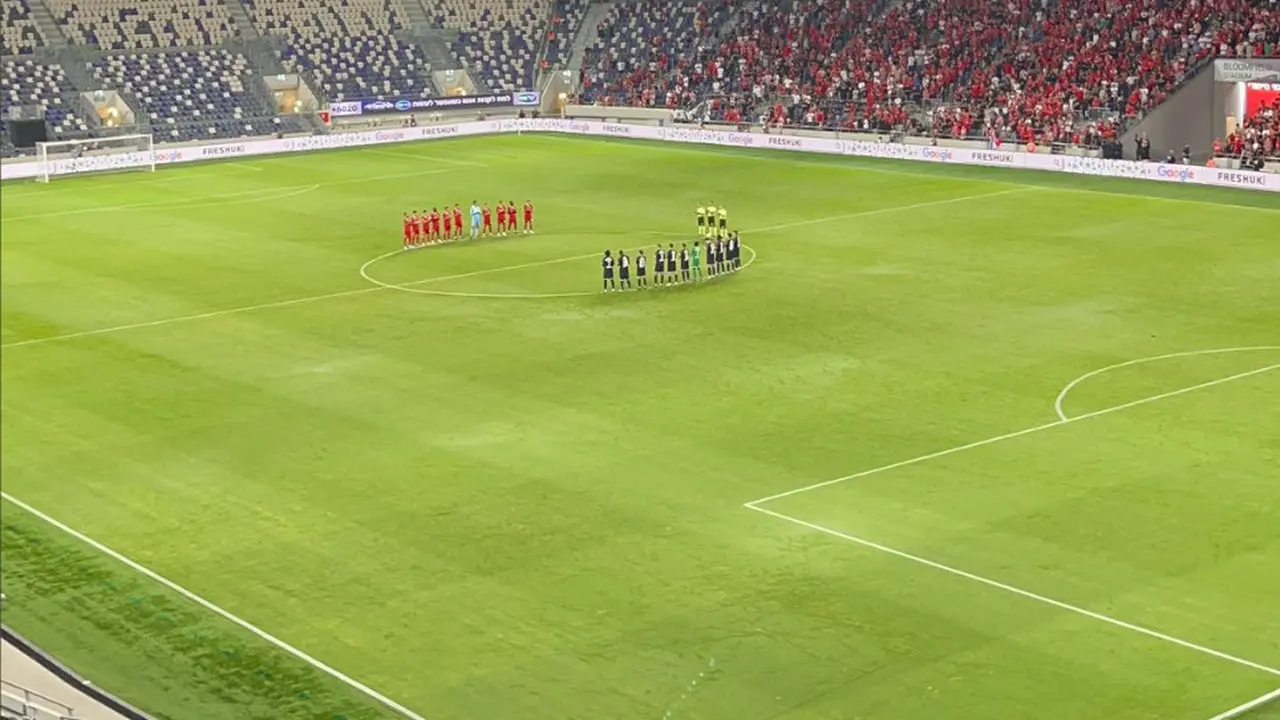 Hapoel Tel Aviv dan Hapoel Jerusalem dari Israel mengheningkan cipta untuk Arema FC.