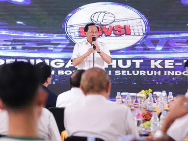 Ketua Umum Persatuan Bola Voli Seluruh Indonesia (PBVSI), Imam Sudjarwo, memberikan sambutan saat syukuran peringatan Hari Ulang Tahun (HUT) PBVSI ke-71 di Gedung Serbaguna Padepokan Voli Sentul, Bogor, Jawa Barat, pada Kamis (26/2/2026) sore hari WIB. (Bola.com/Abdul Aziz)