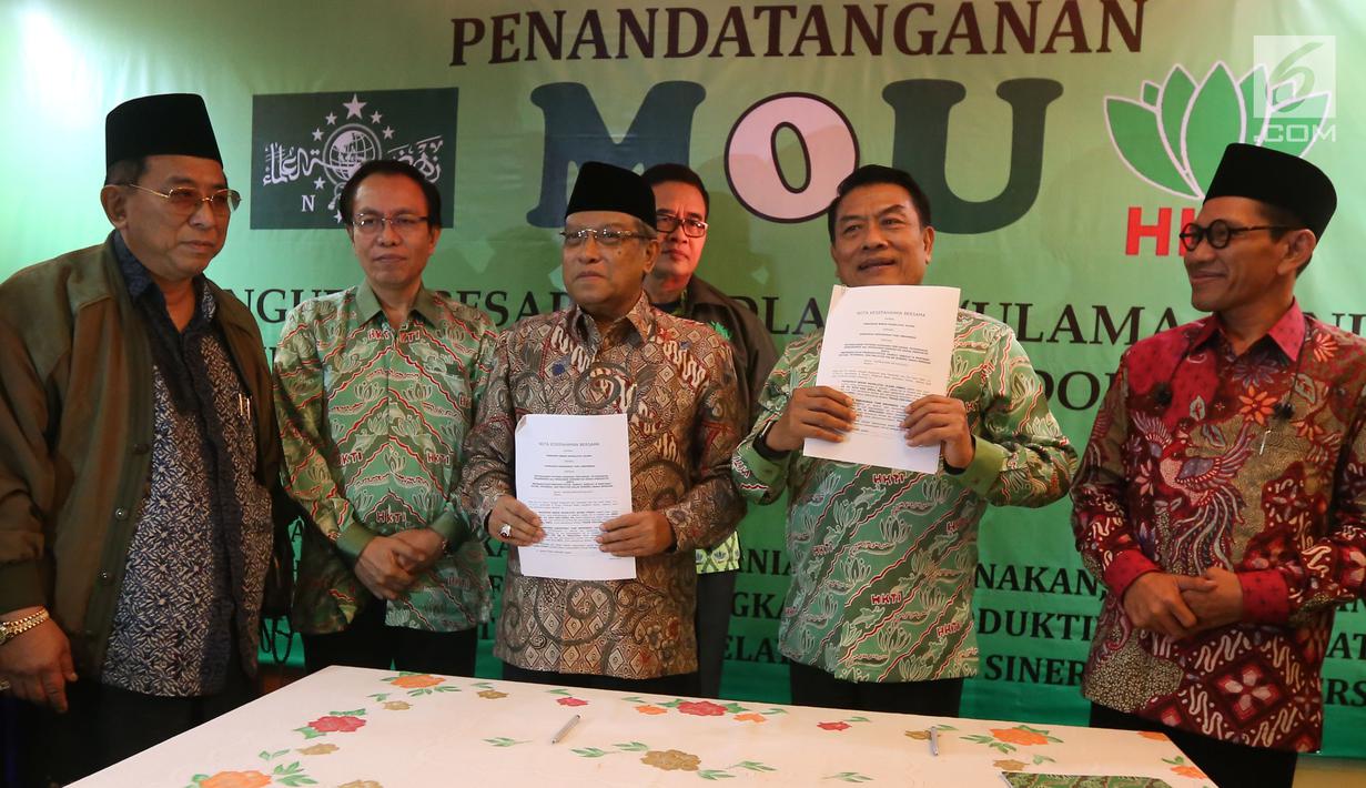 Ketua Umum PBNU KH Said Aqil Siradj dan Ketua Umum Dewan Pimpinan Nasional Himpunan HKTI Jenderal (purn) Moeldoko menunjukkan surat perjanjian kerjasama di Jakarta, Kamis (21/12). (Liputan6.com/JohanTallo)