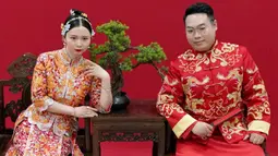 Sepasang calon pengantin berpose dalam sesi foto pranikah di sebuah studio foto di Wuhan, Provinsi Hubei, China tengah, pada 12 April 2020. Warga Wuhan kembali melakukan persiapan pernikahan setelah meredanya pandemi corona Covid-19. (Xinhua/Wang Yuguo)
