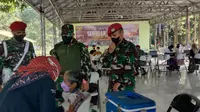 Komandan Grup-1 Kopassus, Kolonel Inf I Gede Putra Yasa, Meninjau Serbuan Vaksinasi. (Rabu, 21/07/2021). (Liputan6.com/Yandhi Deslatama).