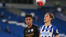 Pemain tengah Manchester City, Rodri (kiri) berebut bola dengan pemain tengah Brighton and Hove Albion, Leandro Trossard pada Pekan ke-35 Liga Inggris di stadion The American Express, Minggu (12/7/2020). Manchester City berpesta gol di markas Brighton. (Adam Davy / POOL / AFP)