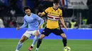 Penyerang Lazio Pedro (kiri) berebut bola dengan penyerang Sampdoria Sam Lammers pada lanjutan Liga Italia pekan ke-24 di Stadio Olimpico, Roma, Italia, pada Selasa (28/2/2023) dini hari WIB. Luis Alberto menjadi pahlawan kemenangan Lazio ketika menjamu Sampdoria. (Filippo MONTEFORTE / AFP)