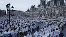 Dalam situs Diner en blanc disebutkan tamu harus menggunakan warna putih dan berpakaian elegan, Paris, Kamis (8/6). (AFP PHOTO / Thomas SAMSON)