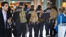 Polisi militer tambahan dikerahkan di Bandara Schiphol, dekat Amsterdam, Senin (18/3). Pihak keamanan di Belanda meningkatkan keamanan di bandara dan bangunan penting lainnya usai penembakan di Utrecht yang menewaskan 3 orang.  (Evert Elzinga/ANP/AFP)