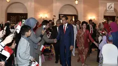 Presiden Joko Widodo dan Ibu Negara Iriana Joko Widodo menyapa masyarakat Indonesia yang tinggal di Pakistan di Hotel Serena (26/1). Jokowi berpesan untuk selalu menjaga nama baik bangsa dan negara Indonesia. (Liputan6.com/Pool/Biro Pers Setpres)