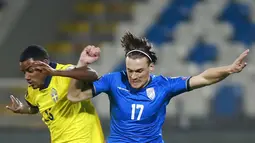 Pemain Swedia Alexander Isak (kiri) memperebutkan bola dengan pemain Kosovo Benjamin Kololli pada pertandingan Grup B kualifikasi Piala Dunia 2022 di Stadion Fadil Vokrri, Pristina, Kosovo, Minggu (28/3/2021). Swedia menang 3-0. (AP Photo/Visar Kryeziu)