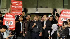 Wakil Ketua KPK, Bambang Widjojanto memberikan pernyataan di depan gedung KPK, Jakarta, Selasa (3/2/2015). Bambang Widjojanto bersiap memenuhi panggilan pemeriksaan kedua sebagai tersangka di Bareskrim Mabes Polri. (Liputan6.com/Faisal R Syam)