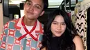 Artis muda Maisha Kanna juga hadir mengenakan atasan sleeveless hitam halter neck. Dipadukan celana panjang coklat dengan syal yang dijadikan belt. [@maishakanna]