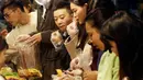 Pembeli mencicipi kue kering untuk perayaan tahun Baru Imlek di pasar Dihua Street, Taipei di Taiwan, Selasa (22/1/2020). Pembeli mulai berburu makanan lezat, kue kering, barang-barang murah lainnya di pasar menjelang Imlek yang akan berlangsung pada 25 Januari mendatang. (AP Photo/Chiang Ying-ying)