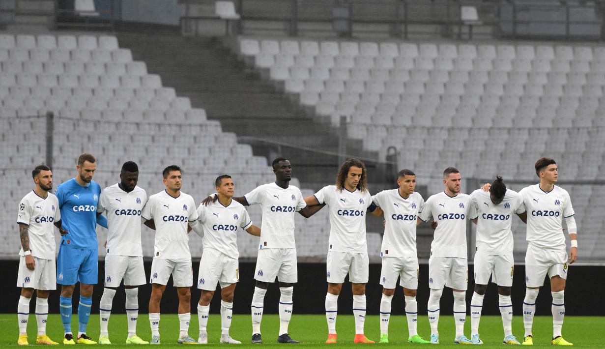 Pemain Marseille yang diperkuat pemain bintang Alexis Sanchez dan Eric Bailly juga memberikan penghormatannya kepada Aremania yang tewas. (AFP/Nicolas Tucat)