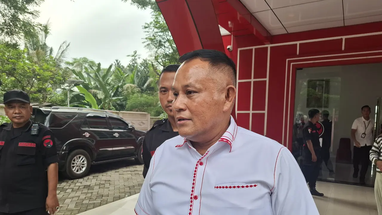 Bupati Lampung Selatan Nanang Ermanto usai menjalani uji kelayakan dan kepatutan sebagai balon bupati di PDI Perjuangan Lampung. Foto : (Liputan6.com/Ardi)