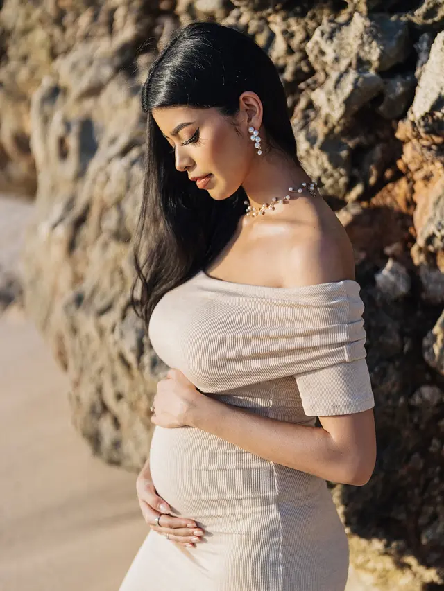 7 Potret Maternity Shoot Jharna Bhagwani di Kehamilan Pertama, Tampil Romantis di Pantai