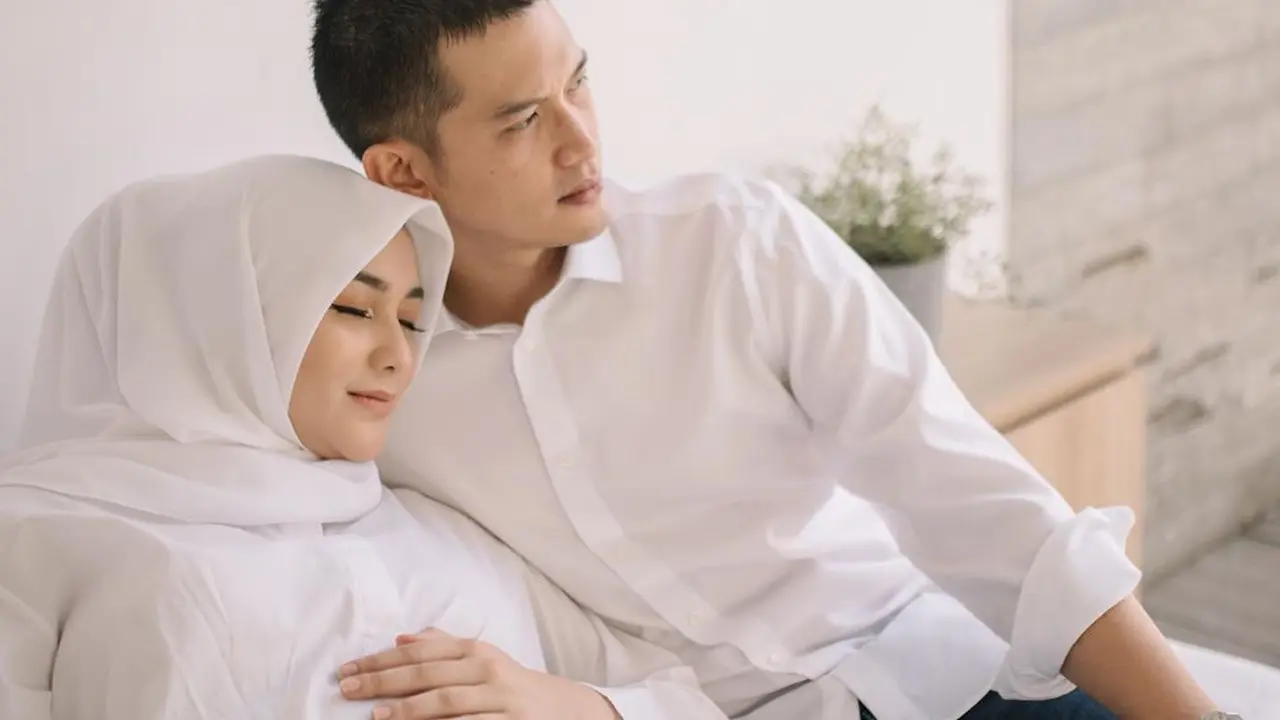 Momen Maternity Shoot Citra Kirana dan Rezky Aditya. (Sumber: Instagram/imagenic)