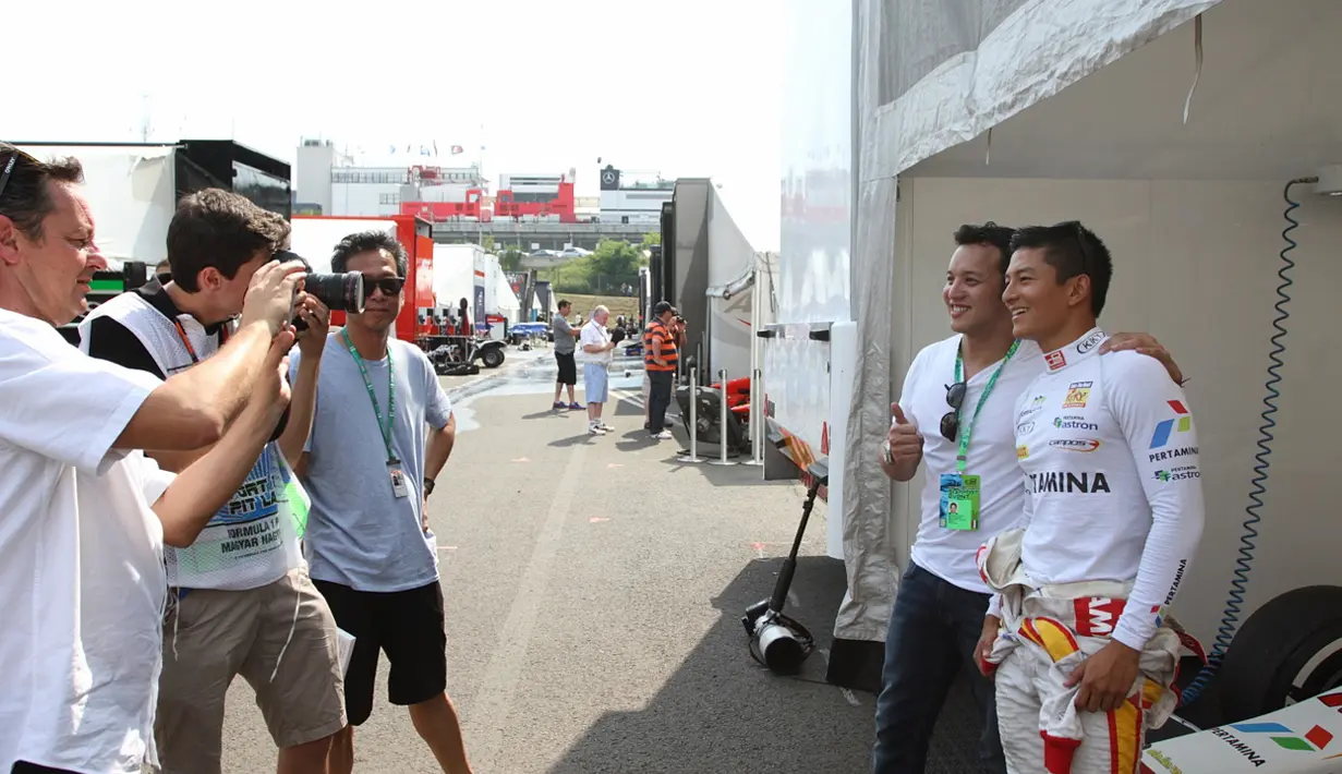 Moreno dan Rio berpose bersama di depan paddock Campos Racing. (Bola.com/Reza Khomaini)
