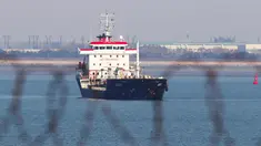 Kapal tanker berbendera Panama, KOTI berada di perairan dekat Pelabuhan Pyeongtaek, Kota Incheon, Korea Selatan, (1/1). Korsel menangkap kapal tersebut karena diduga melanggar sanksi PBB dengan mengirim pasokan minyak untuk Korea Utara. (AFP Photo/Yonhap)