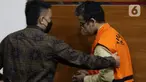 Bupati Bangkalan R Abdul Latif Amin Imron (kanan) usai menjalani rilis penetapan penahanan di Gedung Merah Putih KPK, Jakarta, Kamis dini hari (8/12/2022). Abdul Latif Amin Imron bersama lima pejabat di lingkungan Pemerintah Kabupaten Bangkalan, Jawa Timur ditahan KPK setelah sebelumnya ditetapkan sebagai tersangka dugaan suap lelang jabatan. (Liputan6.com/Helmi Fithriansyah)