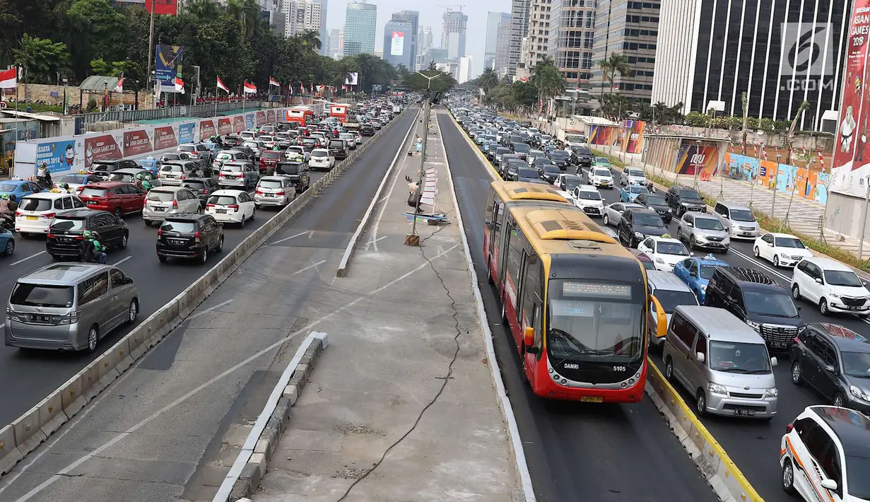 Suasana kemacetan di kawasan Senayan, Jakarta, Sabtu (25/8). Diberlakukannya rekayasa lalu lintas serta tingginya antusias warga menonton Asian Games 2018 menyebabkan kawasan Senayan dan sekitarnya mengalami kemacetan. (Liputan6.com/Immanuel Antonius)