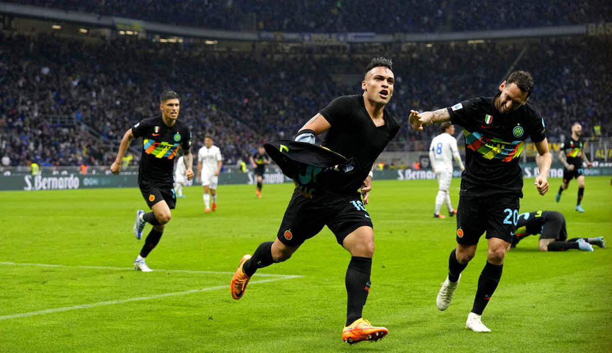 <p>Skor imbang menjadi modal penting buat Inter menjalani babak kedua. Martinez kembali mencetak gol di babak ini dan membantu Inter unggul. Pertandingan ditutup oleh gol yang dicetak Alexis Sanchez pada masa injury time. (AP/Antonio Calanni)</p>