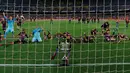 Para pemain Barcelona melakukan selebrasi dengan bertiduran di depan gawang dengan trofi Copa del Rey usai memenangkan final piala Raja di Nou Camp, Spanyol (31/5/2015). Barcelona berhasil menaklukkan Bilbao dengan skor akhir 3-1. (Reuters/Albert Gea)