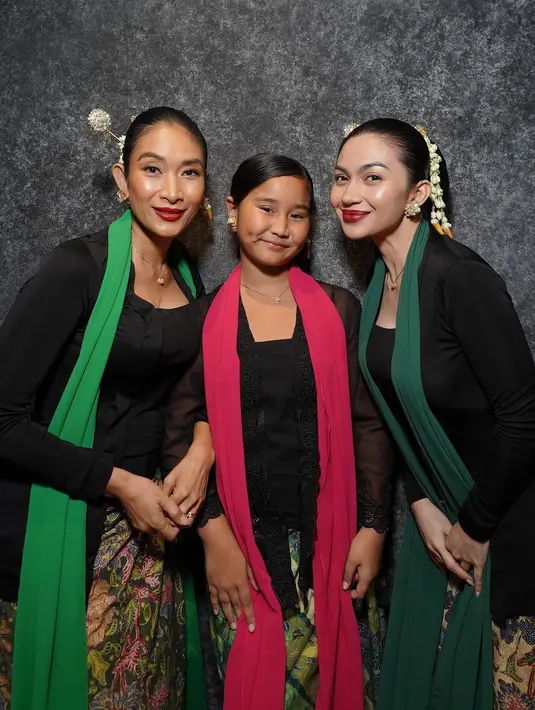 Riasan wajah yang lembut dan sanggul berhias melati kian menegaskan pesona wanita Indonesia yang berkelas. Gerakan tariannya mengalir luwes namun penuh tenaga, sesekali diiringi gestur pencak silat, hasil kolaborasi kreatif bersama @iko.uwais dan tim bela diri tradisional.  [@arieltatum].