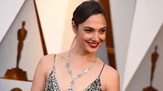 Aktris berdarah Israel, Gal Gadot ikut ambil bagian pada malam penghargaan Piala Oscar 2018 atau Academy Award ke-90 di Dolby Theatre, Los Angeles, Minggu (4/3). Di karpet merah, si Wonder Woman mengenakan gaun silver metalik. (Jordan Strauss/Invision/AP)