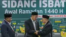 Menteri Agama Lukman Hakim Saifuddin bersalaman dengan Ketua MUI Abdullah Jaidi menyampaikan hasil Sidang Isbat penentuan awal Ramadan 1440 Hijriah di Kementerian Agama, Jakarta, Minggu (5/5/2019). Pemerintah menetapkan 1 Ramadan 1440 H jatuh pada Senin, 6 Mei 2019. (Liputan6.com/Helmi Fithriansyah)