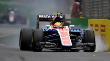 Mobil Pembalap Manor Racing F1 Rio Haryanto terkunci rodanya selama sesi latihan ketiga di Australian Formula One Grand Prix di Melbourne (19/3). Rio akan menjalani seri pertama Formula 1 di Albert Park Minggu, 20 Maret 2015. (REUTERS/Jason Reed)