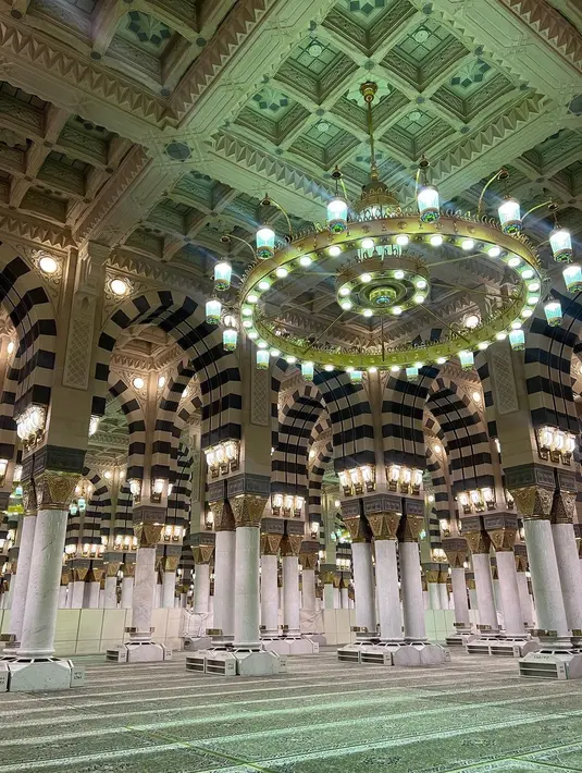 Shenina Cinnamon pun membagikan sudut indah di Masjid Nabawi. [Foto: Instagram/sheninacinnamon]