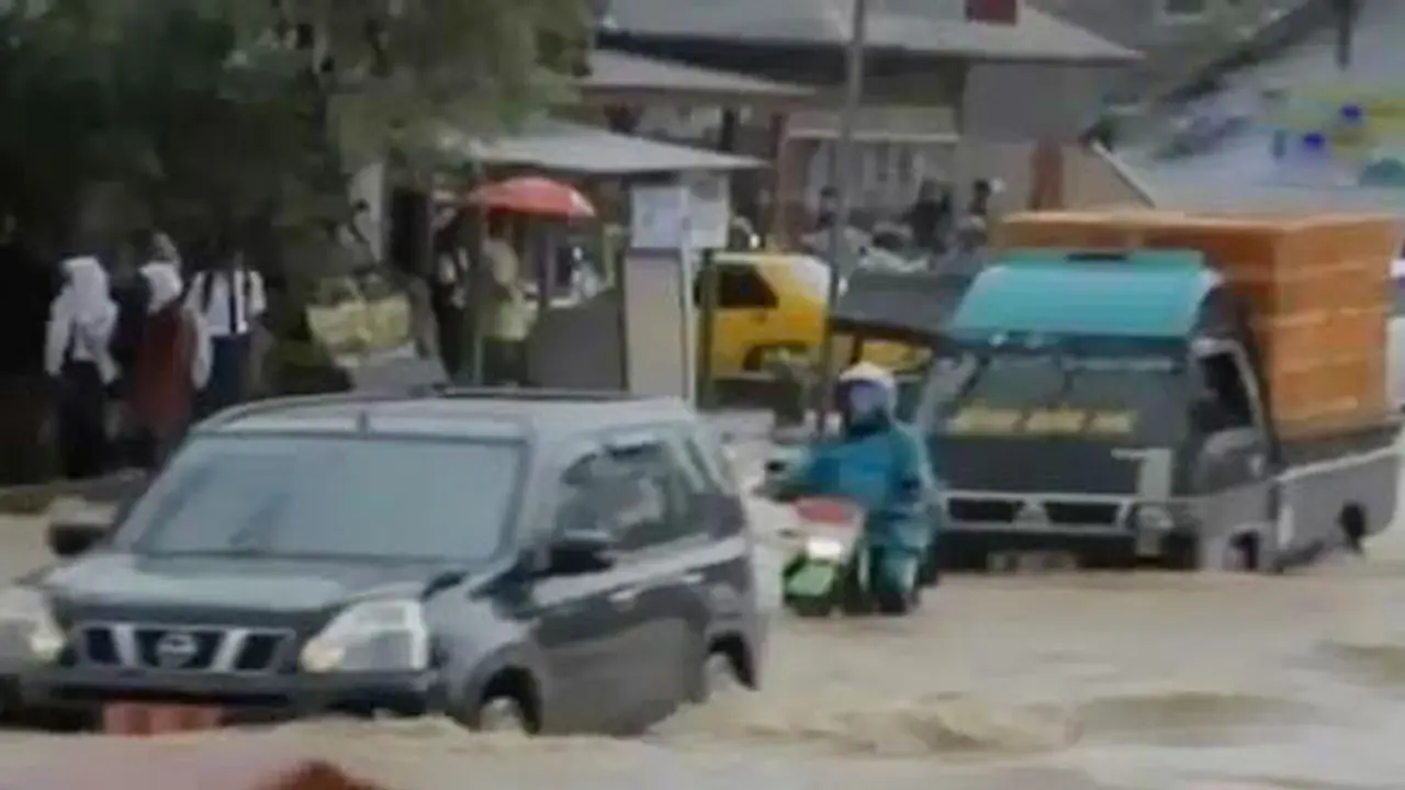 Banjir Lumpuhkan Jalur Lintas Barat Sumatera