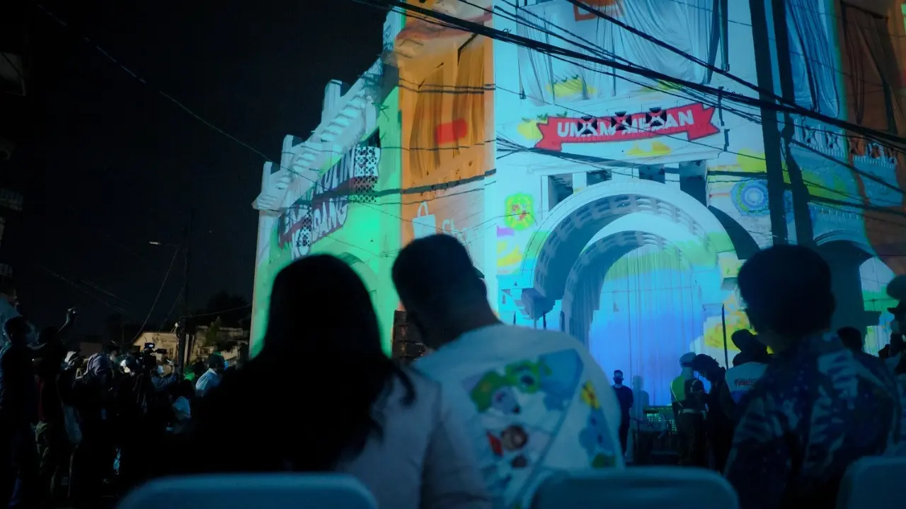 Ini Makna di Balik Warna-warni Kilatan Lampu di Gedung Warenhuis