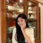 Erina Gudono cukup populer di Instagram. Saat ini akun Instagram @erikagudono memiliki 70,8 ribu followers. Potret cantik menawan dari Erina Gudono pakai outfit putih kian sempurna saat ia tersenyum. Tak ayal foto ini pun banjir like dan komentar dari netizen. (Liputan6.com/IG/@erinagudono)