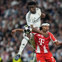 Pemain Real Madrid Aurelien Tchouameni (atas) dan pemain Bayern Munchen Serge Gnabry berebut bola pada laga leg pertama perempat final Liga Champions antara Real Madrid vs Bayern Munchen di Madrid, Spanyol, Selasa, 7 April 2026. (AP Photo/Bernat Armangue)