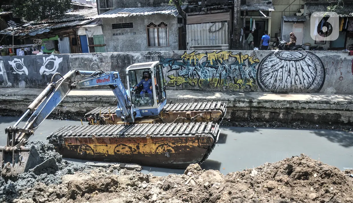 Petugas Sudin SDA Jakarta Pusat menggunakan alat berat saat pengerukan lumpur di Kali Sentiong, Kecamatan Johar Baru, Rabu (22/9/2021). Pengerukan lumpur ini merupakan bagian dari program normalisasi guna memperdalam aliran Kali Sentiong. (merdeka.com/Iqbal S. Nugroho)