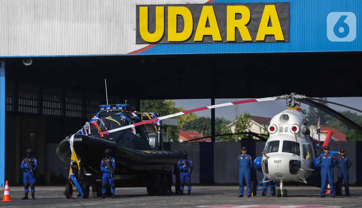 Kapal dan helikopter dihadirkan dalam upacara HUT ke-69 Polairud di Mako Polairud, Pondok Cabe, Tangerang, Banten, Rabu (4/12/2019). HUT bertema 'SDM Unggul dengan Almatsus Modern, Korpolairud Baharkam Polri Siap Menjaga Stabilitas Keamanan Dalam Negeri'. (Liputan6.com/Faizal Fanani)