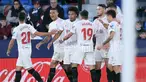 Pemain Sevilla Jules Kounde (ketiga kiri) melakukan selebrasi usai mencetak gol ke gawang Levante pada pertandingan Liga Spanyol di Stadion Ciutat de Valencia, Valencia, Spanyol, 21 April 2022. Sevilla menang 3-2. (Jose Jordan/AFP)