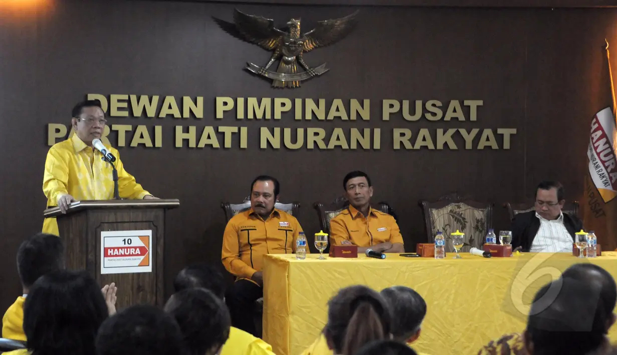 Ketua Umum Partai Golkar, Agung Laksono (kiri) memberikan sambutan saat pertemuan dengan Partai Hanura , Jakarta, (13/3/2015). Agung Laksono menegaskan safari politiknya untuk memberikan dukungan pada pemerintahan saat ini. (Liputan6.com/Andrian M Tunay)