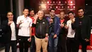 Direktur Utama Persija Jakarta, Ambono Janurianto berfoto bersama dengan perwakilan dari Virtualness saat konferensi pers Persija X Virtualness di Persija Store, Plaza Festival, Kuningan, Jakarta, Kamis (27/07/2023). (Bola.com/Bagaskara Lazuardi)