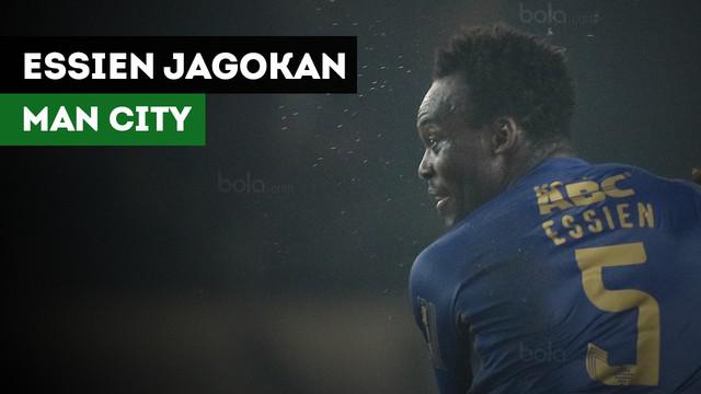 Gelandang Persib Bandung, Michael Essien bersama Robert Pires dan Steve McManaman menjagokan Manchester City juara Liga Inggris.