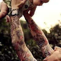 Meskipun bertato, para orangtua ini memiliki kasih sayang yang dalam terhadap buah hati mereka.