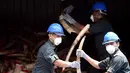 Petugas satwa liar Malaysia mengeluarkan gading gajah dari kontainer sebelum dimusnahkan di pusat Pengelolaan Limbah  Kualiti Alam di Port Dickson, Malaysia, Kamis (14/4/2016). (AFP PHOTO/MANAN Vatsyayana)